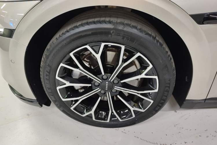 Used Zeekr 007 2024 Rear-Drive Intelligent Driving Version 75 kWh Left Front Wheel Hub