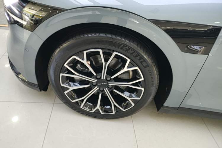 Used Zeekr 007 2024 Rear-Drive Intelligent Driving Version 75 kWh Left Front Wheel Hub
