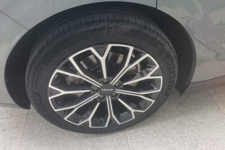 Used Zeekr 007 2024 Rear-Drive Intelligent Driving Version 75 kWh Right Rear Wheel Hub