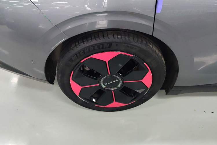 Used Zeekr 007 2024 Rear-Drive Intelligent Driving Version 75 kWh Right Rear Wheel Hub