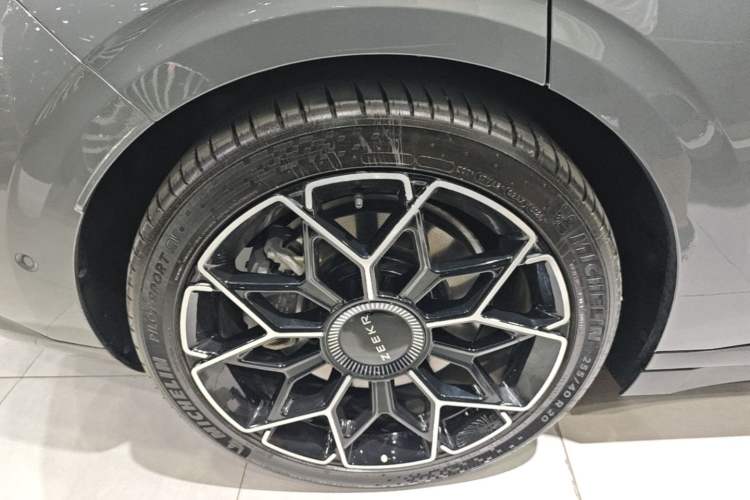 Used Zeekr 007 2024 Four-Wheel Drive Version 75 kWh Right Rear Wheel Hub