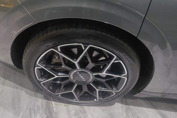 Used Zeekr 007 2024 Four-Wheel Drive Intelligent Driving Version 100 kWh Right Rear Wheel Hub