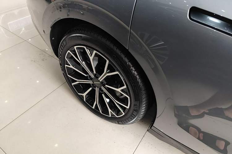 Used Zeekr 007 2024 Rear-Drive Intelligent Driving Version 75 kWh Right Rear Wheel Hub