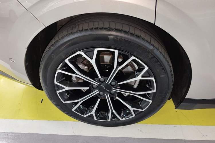 Used Zeekr 007 2024 Rear-Drive Intelligent Driving Version 75 kWh Right Rear Wheel Hub