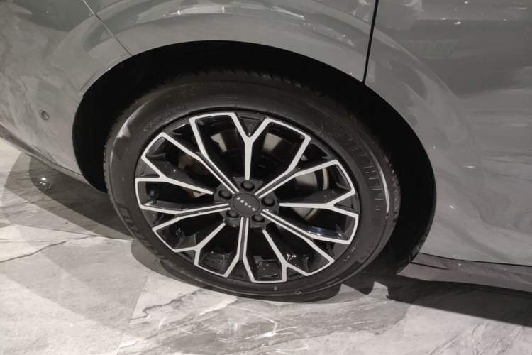 Used Zeekr 007 2024 Rear-Drive Version 75 kWh Right Rear Wheel Hub