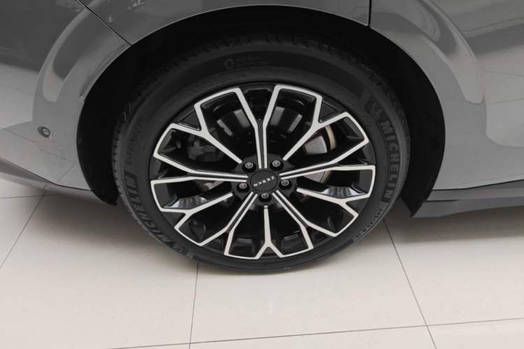 Used Zeekr 007 2024 Rear-Drive Intelligent Driving Version 100 kWh Right Rear Wheel Hub