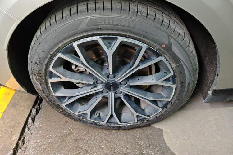 Used Zeekr 007 2024 Rear-Drive Intelligent Driving Version 75 kWh Right Rear Wheel Hub