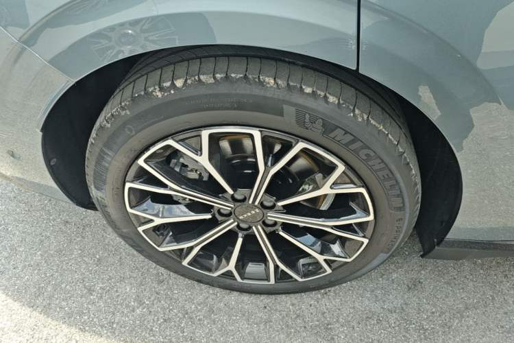 Used Zeekr 007 2024 Rear-Drive Intelligent Driving Version 75 kWh Right Rear Wheel Hub