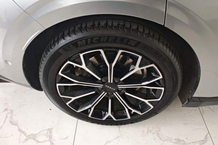Used Zeekr 007 2024 Rear-Drive Enhanced Version 75 kWh Right Rear Wheel Hub
