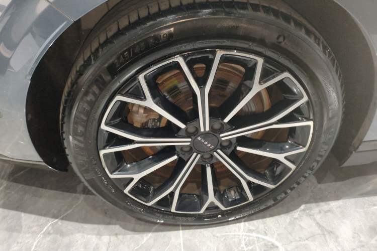 Used Zeekr 007 2024 Rear-Drive Version 100 kWh Right Rear Wheel Hub