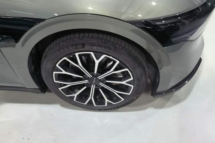 Used Zeekr 007 2024 Rear-Drive Intelligent Driving Version 100 kWh Right Front Wheel Hub