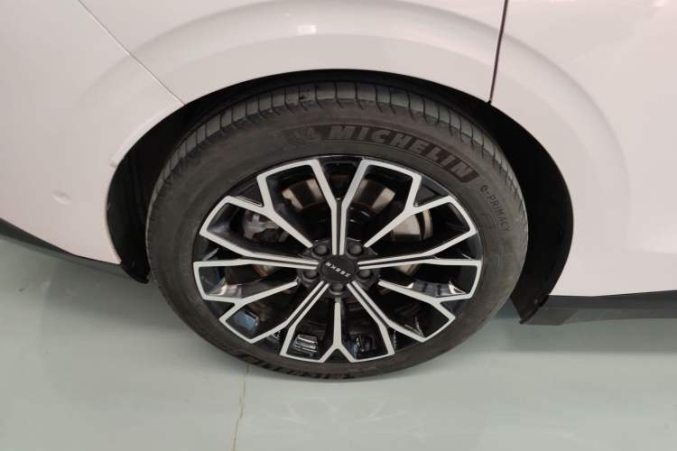 Used Zeekr 007 2024 Rear-Drive Enhanced Version 75 kWh Right Rear Wheel Hub