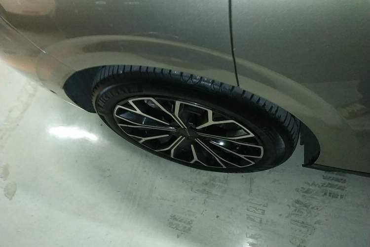 Used Zeekr 007 2024 Rear-Drive Intelligent Driving Version 75 kWh Right Rear Wheel Hub