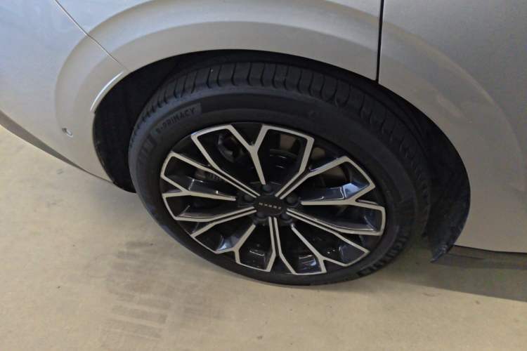 Used Zeekr 007 2024 Four-Wheel Drive Version 75 kWh Right Rear Wheel Hub