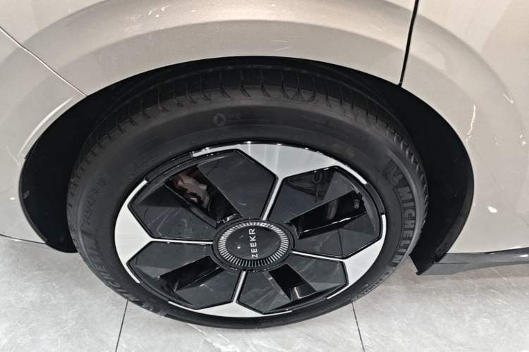 Used Zeekr 007 2024 Rear-Drive Intelligent Driving Version 75 kWh Right Rear Wheel Hub