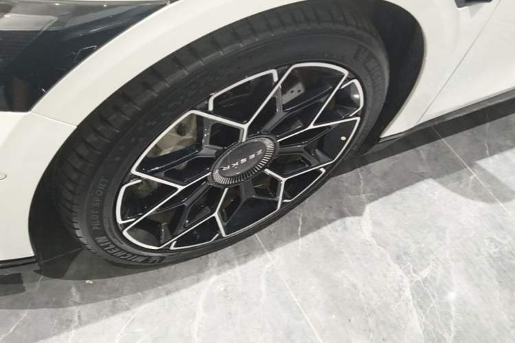 Used Zeekr 007 2024 Four-Wheel Drive Intelligent Driving Version 75 kWh Left Front Wheel Hub