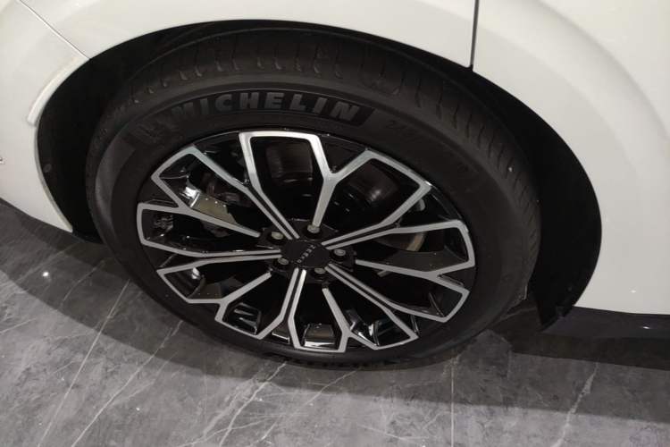 Used Zeekr 007 2024 Rear-Drive Intelligent Driving Version 100 kWh Right Rear Wheel Hub