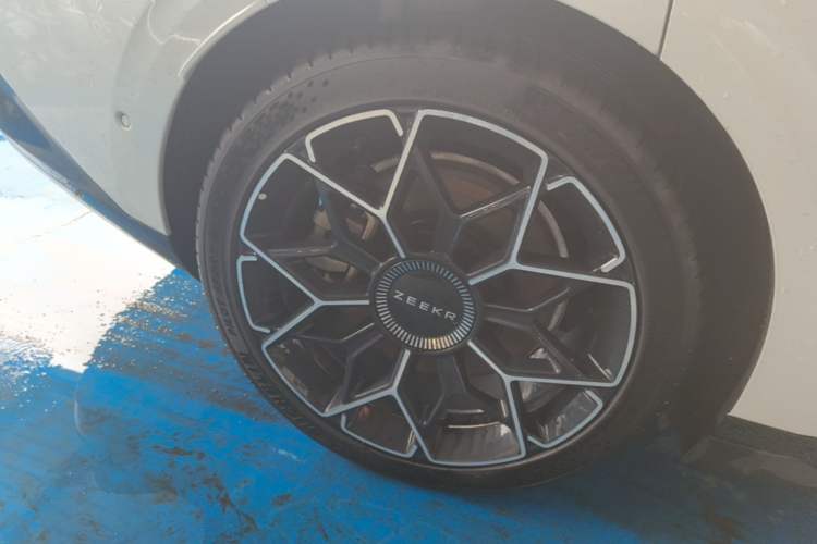 Used Zeekr 007 2024 Four-Wheel Drive Intelligent Driving Version 75 kWh Right Rear Wheel Hub