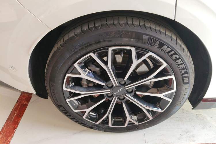 Used Zeekr 007 2024 Rear-Drive Intelligent Driving Version 75 kWh Right Rear Wheel Hub