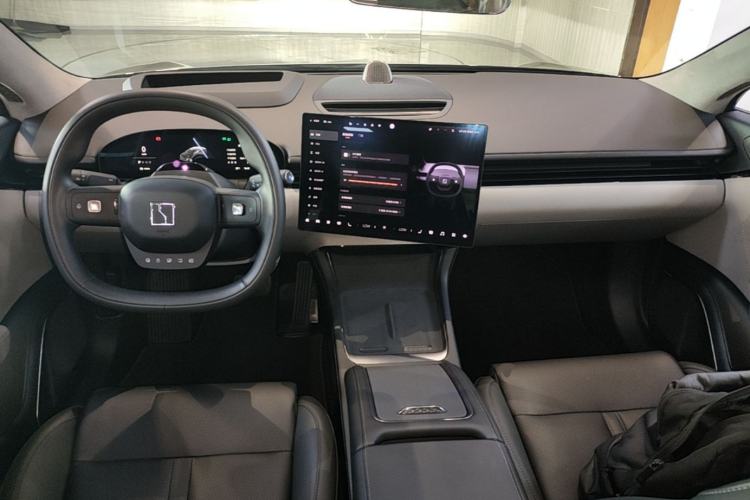 Used Zeekr 007 2025 Long-Range Rear-Wheel-Drive Intelligent Driving Version 100 kWh Center Console