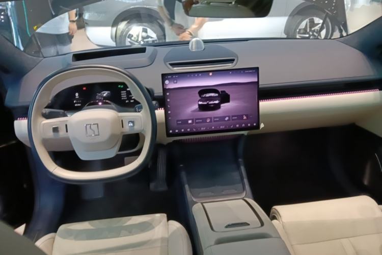 Used Zeekr 007 2025 Long-Range Rear-Wheel-Drive Intelligent Driving Version 100 kWh Center Console