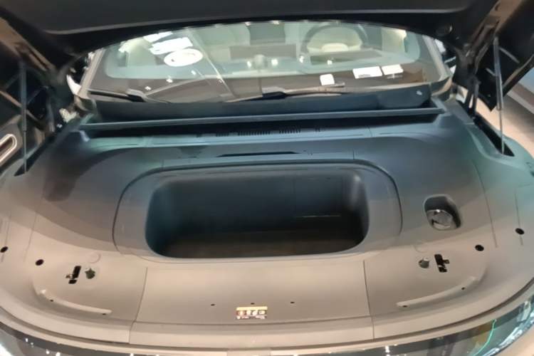 Used Zeekr 007 2025 Long-Range Rear-Wheel-Drive Intelligent Driving Version 100 kWh Engine Bay