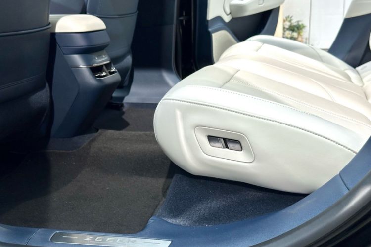 Used Zeekr 007 2025 Long-Range Rear-Wheel-Drive Intelligent Driving Version 100 kWh Interior 2