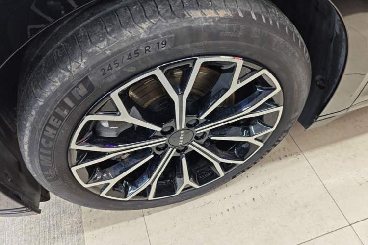 Used Zeekr 007 2025 Long-Range Rear-Wheel-Drive Intelligent Driving Version 100 kWh Left Front Wheel Hub