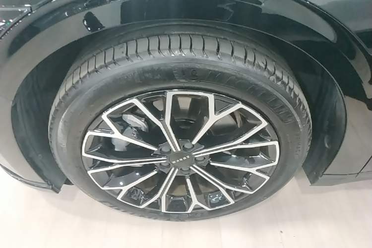 Used Zeekr 007 2025 Long-Range Rear-Wheel-Drive Intelligent Driving Version 100 kWh Left Front Wheel Hub