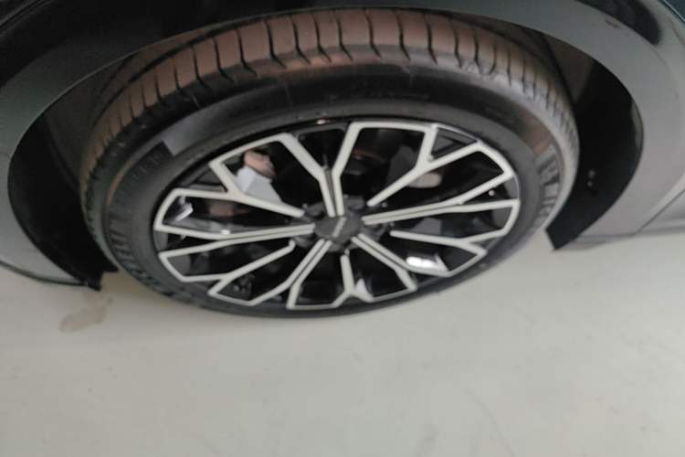 Used Zeekr 007 2025 Long-Range Rear-Wheel-Drive Intelligent Driving Version 100 kWh Left Front Wheel Hub