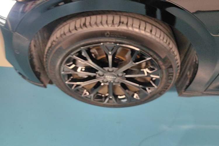 Used Zeekr 007 2025 Long-Range Rear-Wheel-Drive Intelligent Driving Version 100 kWh Left Front Wheel Hub