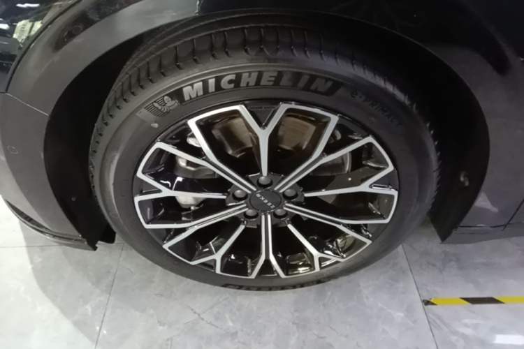 Used Zeekr 007 2025 Long-Range Rear-Wheel-Drive Intelligent Driving Version 100 kWh Left Front Wheel Hub