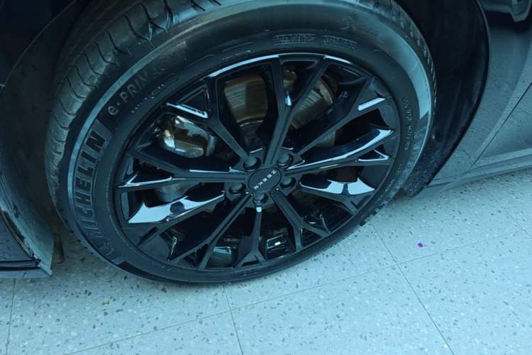 Used Zeekr 007 2025 Long-Range Rear-Wheel-Drive Intelligent Driving Version 100 kWh Left Front Wheel Hub