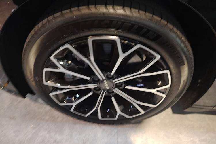 Used Zeekr 007 2025 Long-Range Rear-Wheel-Drive Intelligent Driving Version 100 kWh Left Front Wheel Hub
