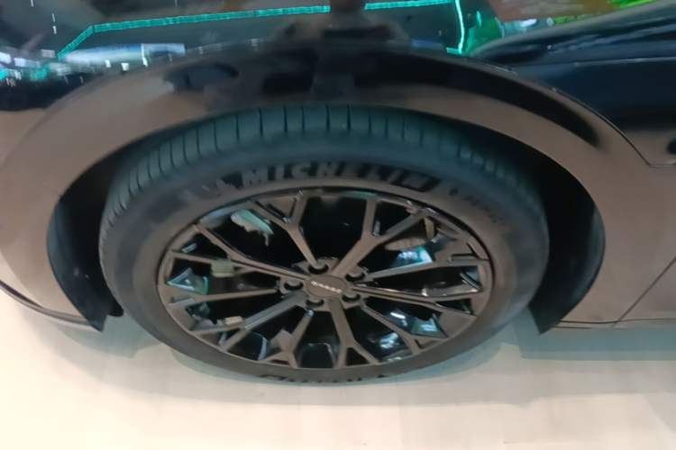 Used Zeekr 007 2025 Long-Range Rear-Wheel-Drive Intelligent Driving Version 100 kWh Left Front Wheel Hub