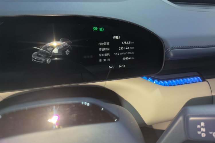 Used Zeekr 007 2025 Long-Range Rear-Wheel-Drive Intelligent Driving Version 100 kWh Odometer Close Up