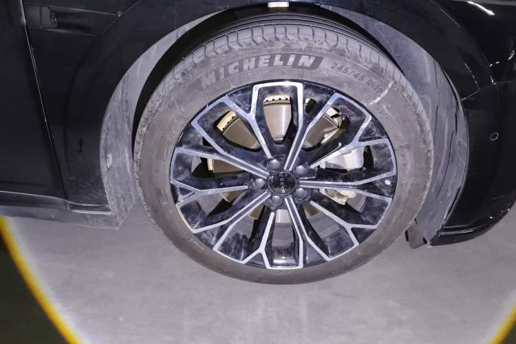 Used Zeekr 007 2025 Long-Range Rear-Wheel-Drive Intelligent Driving Version 100 kWh Right Front Wheel Hub