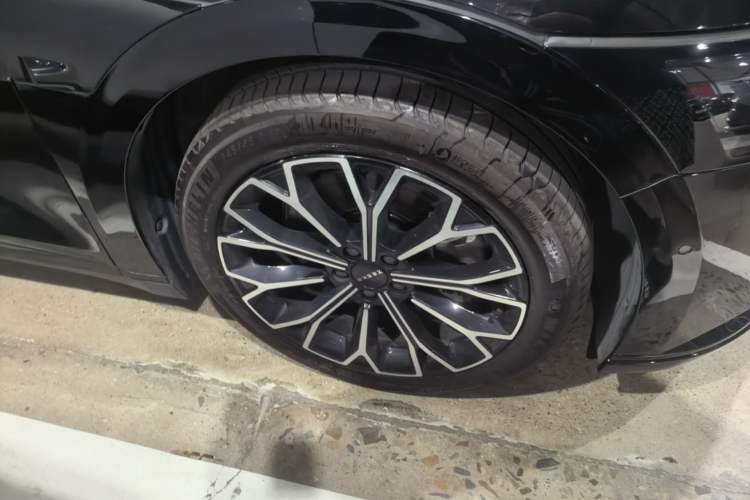 Used Zeekr 007 2025 Long-Range Rear-Wheel-Drive Intelligent Driving Version 100 kWh Right Front Wheel Hub