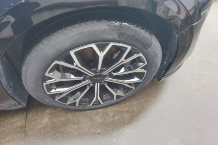 Used Zeekr 007 2025 Long-Range Rear-Wheel-Drive Intelligent Driving Version 100 kWh Right Front Wheel Hub