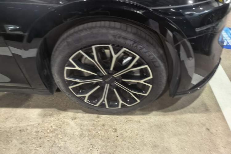 Used Zeekr 007 2025 Long-Range Rear-Wheel-Drive Intelligent Driving Version 100 kWh Right Front Wheel Hub