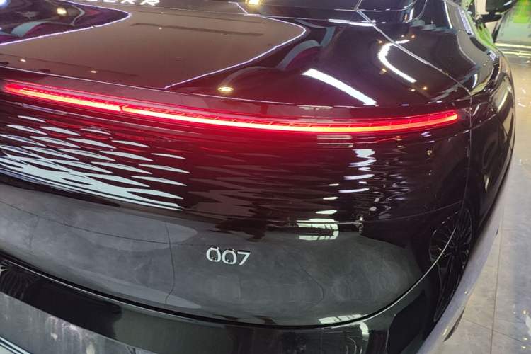 Used Zeekr 007 2025 Long-Range Rear-Wheel-Drive Intelligent Driving Version 100 kWh Right Rear Taillight