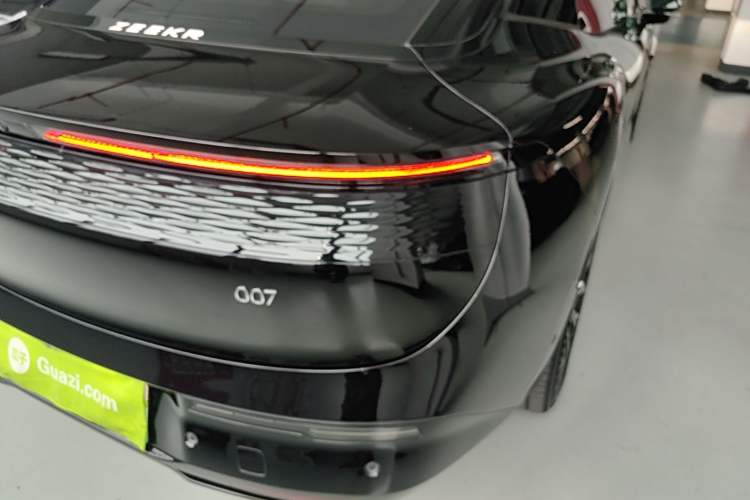 Used Zeekr 007 2025 Long-Range Rear-Wheel-Drive Intelligent Driving Version 100 kWh Right Rear Taillight