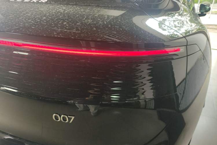 Used Zeekr 007 2025 Long-Range Rear-Wheel-Drive Intelligent Driving Version 100 kWh Right Rear Taillight