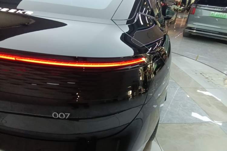 Used Zeekr 007 2025 Long-Range Rear-Wheel-Drive Intelligent Driving Version 100 kWh Right Rear Taillight