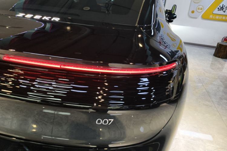 Used Zeekr 007 2025 Long-Range Rear-Wheel-Drive Intelligent Driving Version 100 kWh Right Rear Taillight