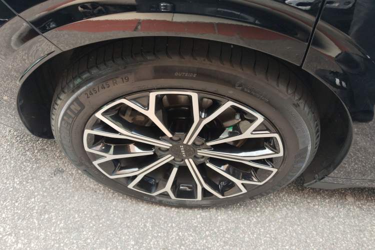 Used Zeekr 007 2025 Long-Range Rear-Wheel-Drive Intelligent Driving Version 100 kWh Right Rear Wheel Hub