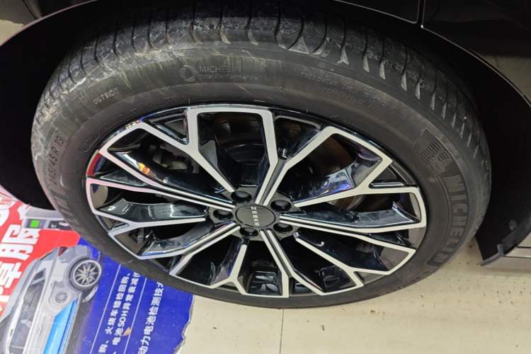 Used Zeekr 007 2025 Long-Range Rear-Wheel-Drive Intelligent Driving Version 100 kWh Right Rear Wheel Hub