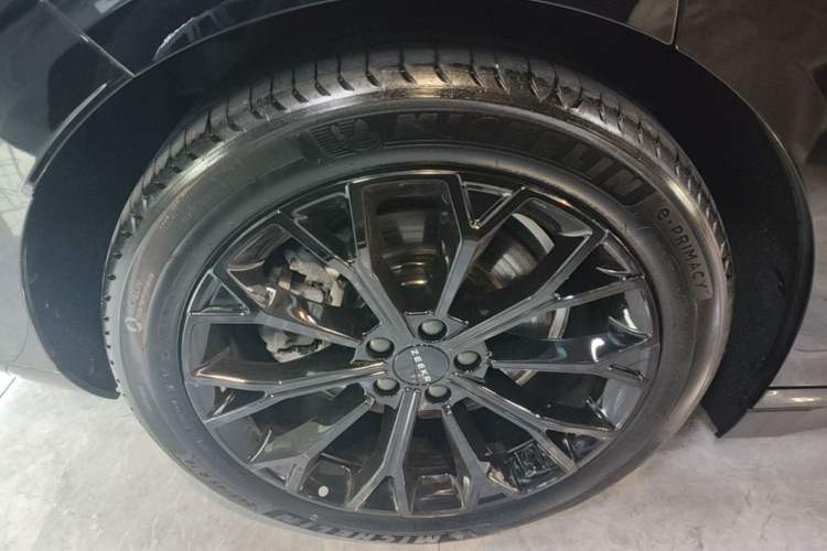 Used Zeekr 007 2025 Long-Range Rear-Wheel-Drive Intelligent Driving Version 100 kWh Right Rear Wheel Hub