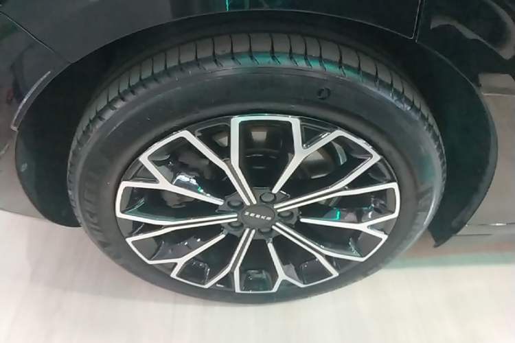 Used Zeekr 007 2025 Long-Range Rear-Wheel-Drive Intelligent Driving Version 100 kWh Right Rear Wheel Hub