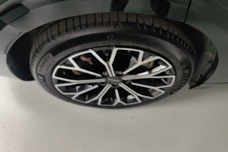 Used Zeekr 007 2025 Long-Range Rear-Wheel-Drive Intelligent Driving Version 100 kWh Right Rear Wheel Hub
